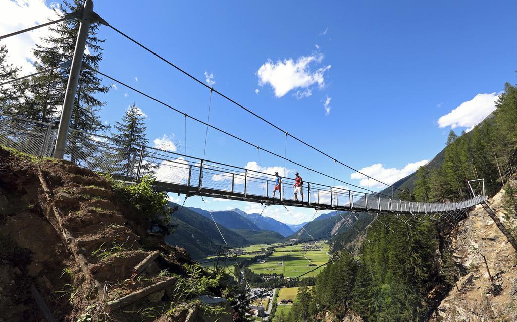 Hotel Haus Alpenglühn Sautens Exterior foto